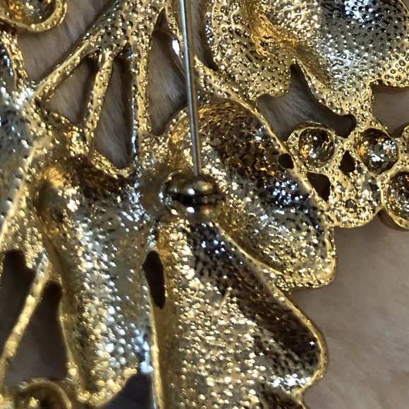 Goldtone Leaf Broach with Rhinestones - Picture 6 of 6